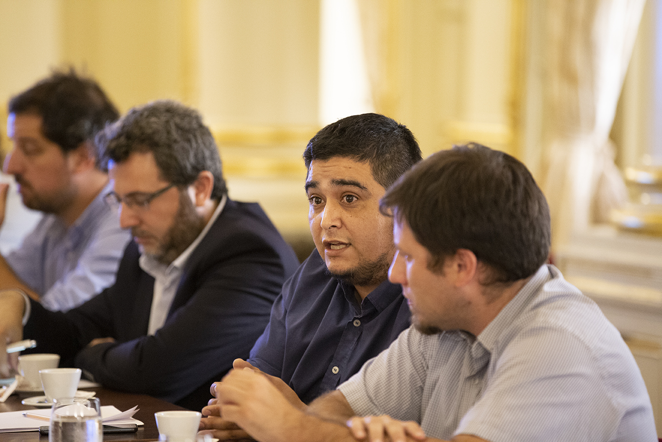El titular de El Estado en tu barrio, Alejandro Gramajo, haciendo uso de la palabra en la reunión interministerial