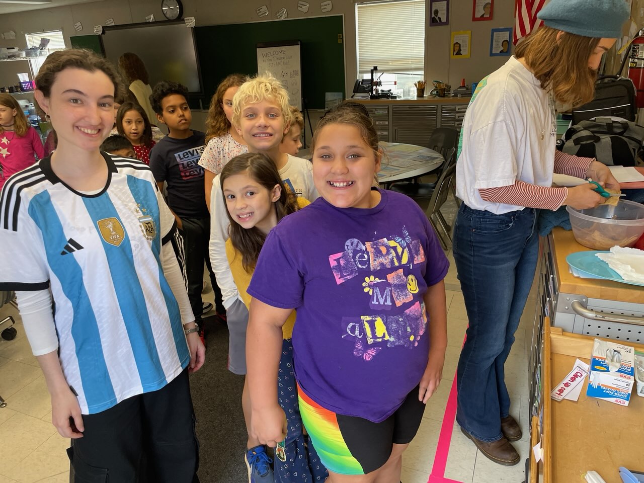 Cuando vieron la camiseta argentina, los estudiantes recordaron a Messi. Cuando vieron la camiseta argentina, los estudiantes recordaron a Messi.