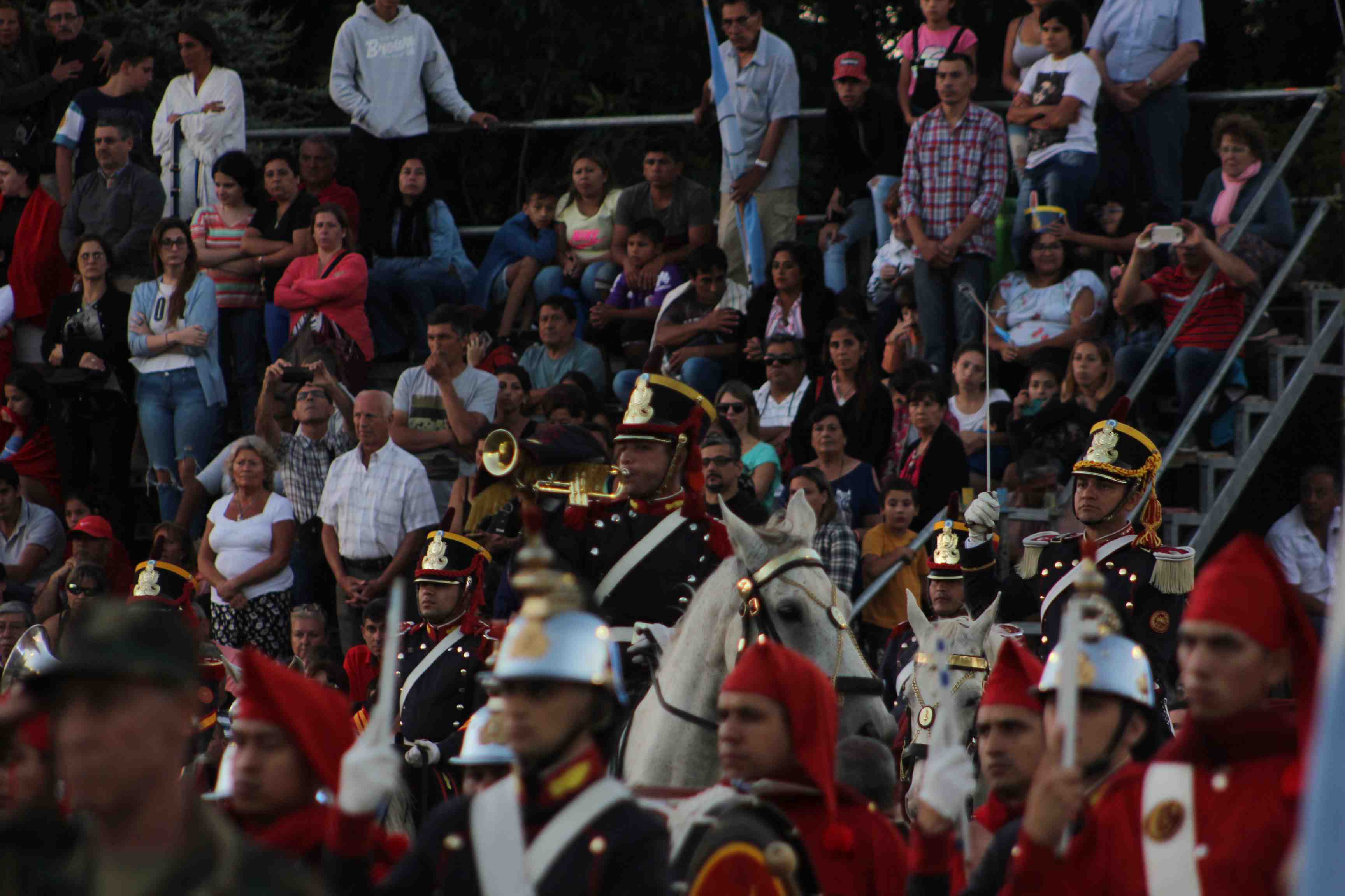 El trompa de granaderos toca Silencio Militar en honor a los caídos en el Combate de San Lorenzo