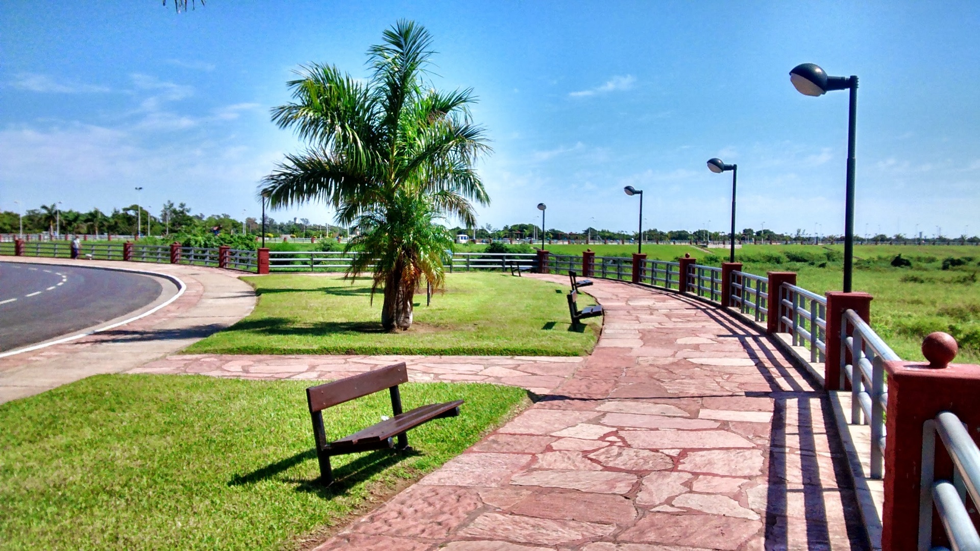 banco en la costanera 