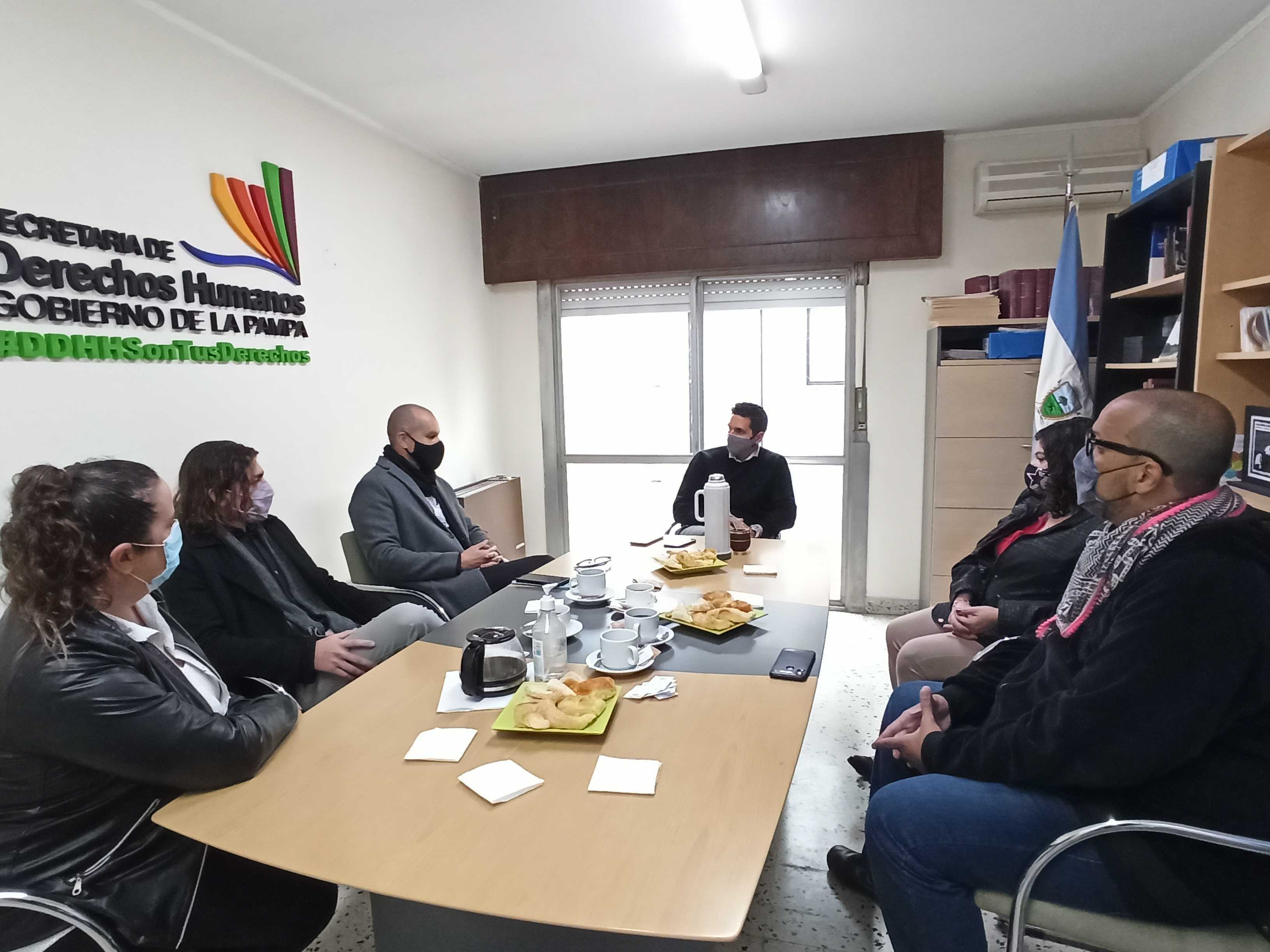 Funcionarios de INADI y el gobierno provinciial reunidos en una mesa hablando