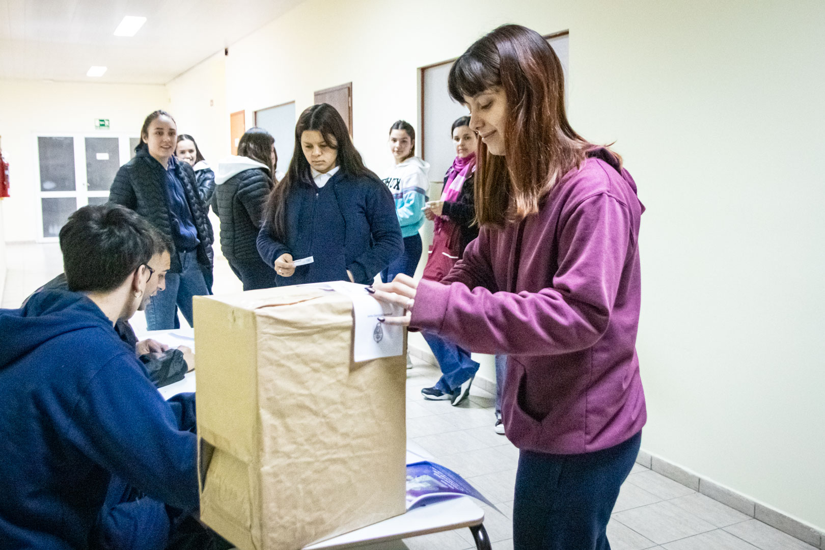 Jóvenes estudiantes secundarios en simulacro de voto.