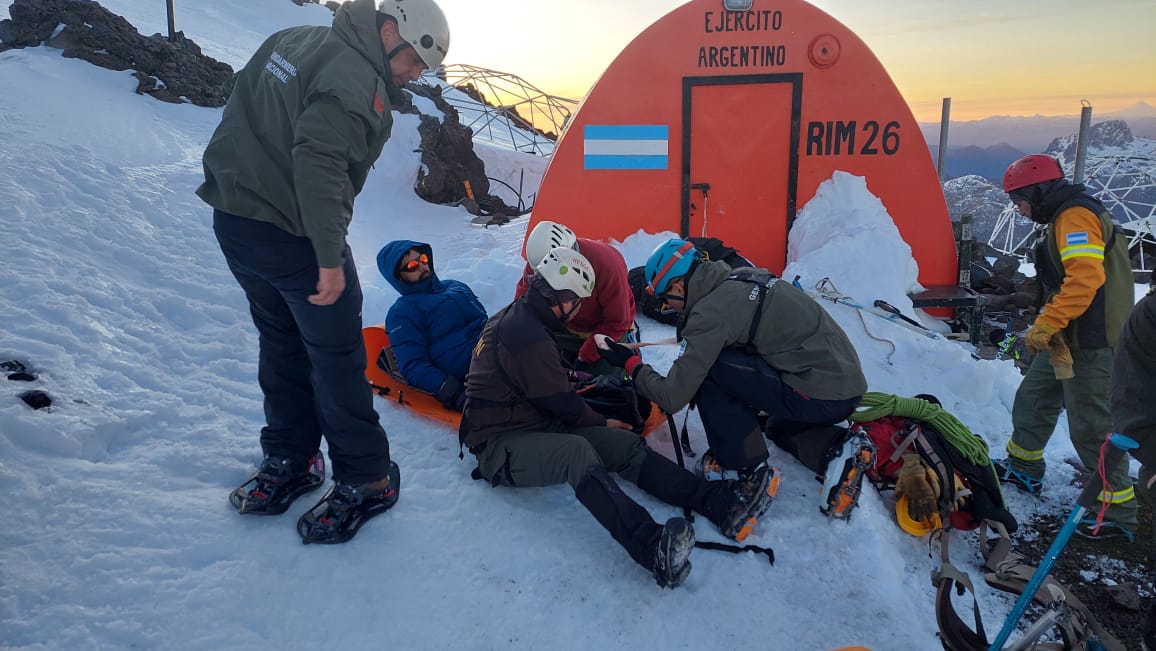 Rescatan a un andinista con fractura de tibia y peroné en el Volcán Lanín 2 img 2242