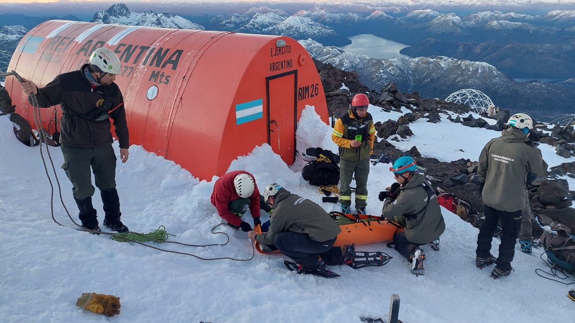 Rescatan a un andinista con fractura de tibia y peroné en el Volcán Lanín 1 img 2243