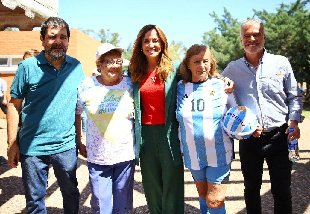 La ministra junto a Fernando Moreira, Gabriel Lerner y los adultos mayores de la colonia. 