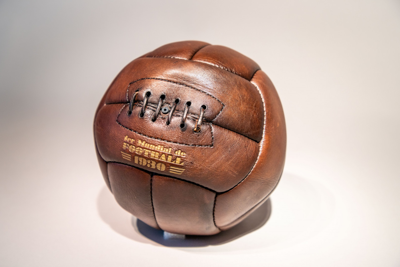 Réplica de la pelota que se utilizó en la Copa Mundial de Fútbol de 1930.