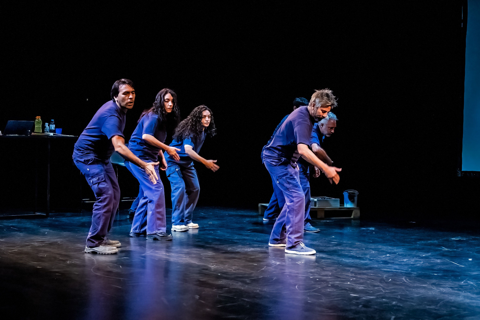 Coreografía final de la obra “Imprenteros”. Una de las partes más poéticas y adorables de la pieza teatral. Foto César Capasso. Gentileza Lorena Vega.