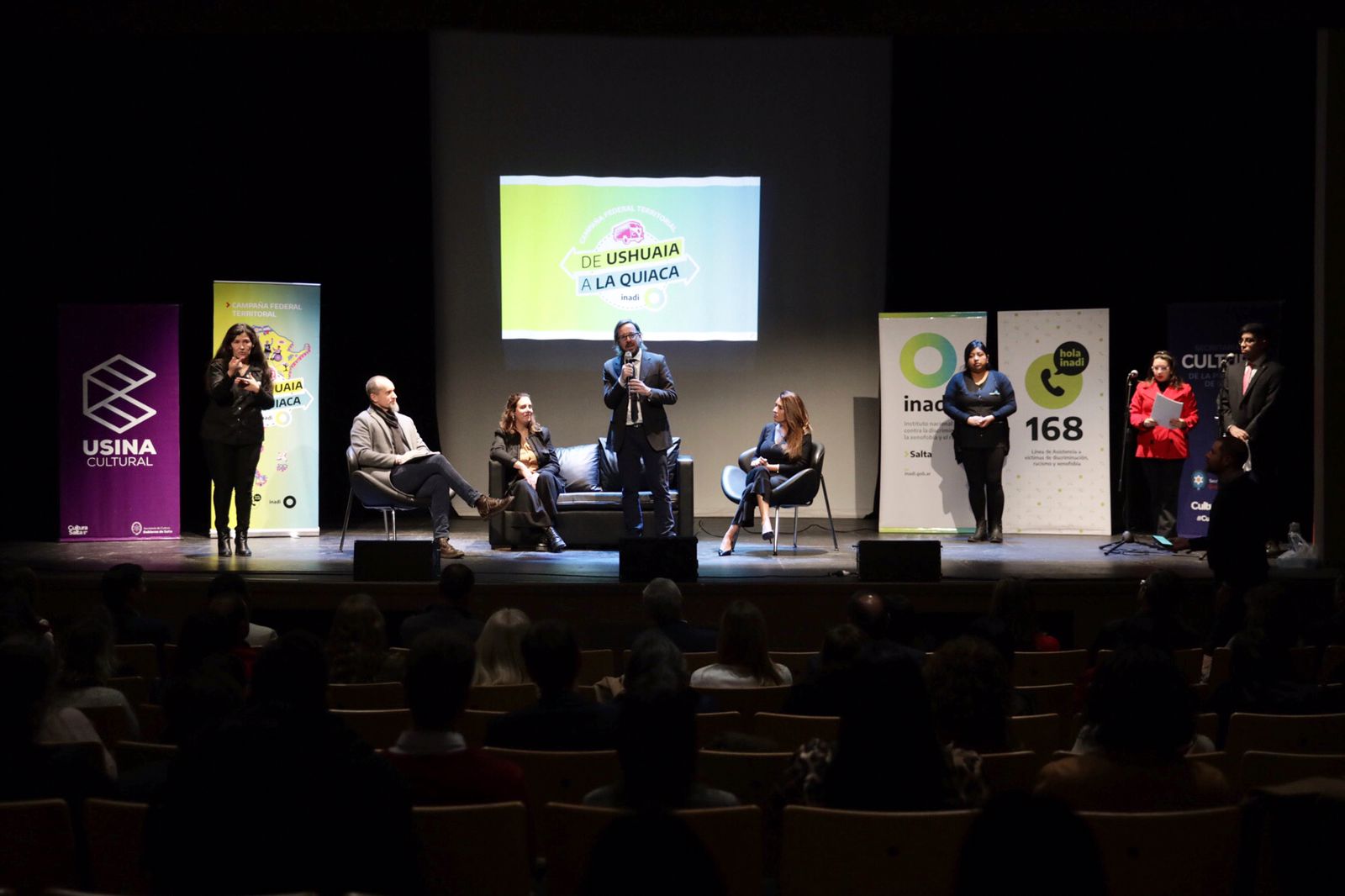 El delegado del INADI en salta ,Gustavo Farquharson, hablando en la presentación de la campaña.