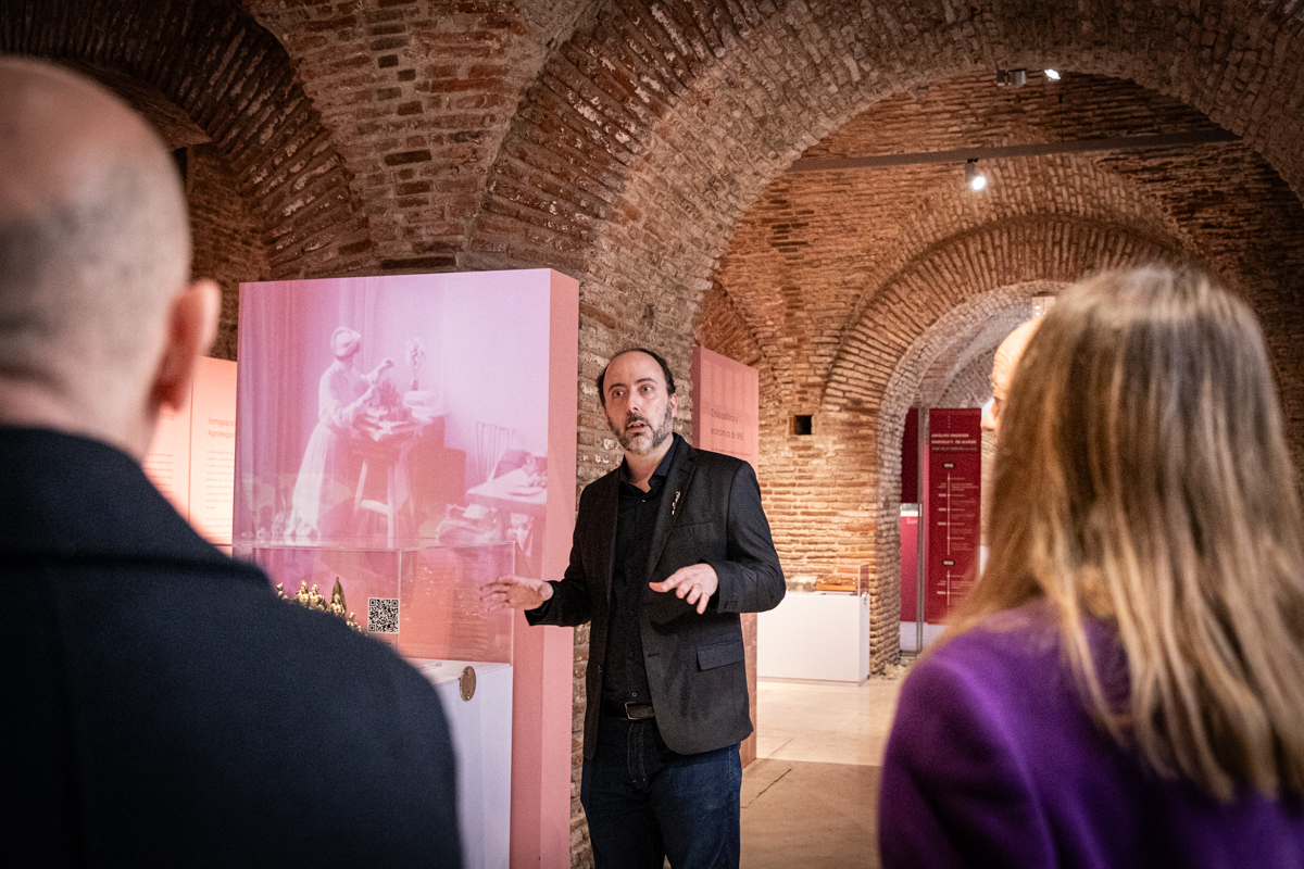 Foto de Mirko Bakarcic hablando con los invitados