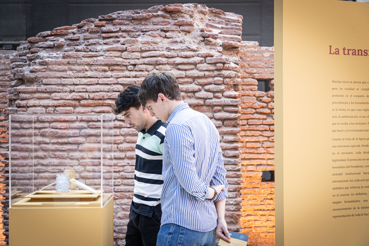 Visitantes mirando una vitrina