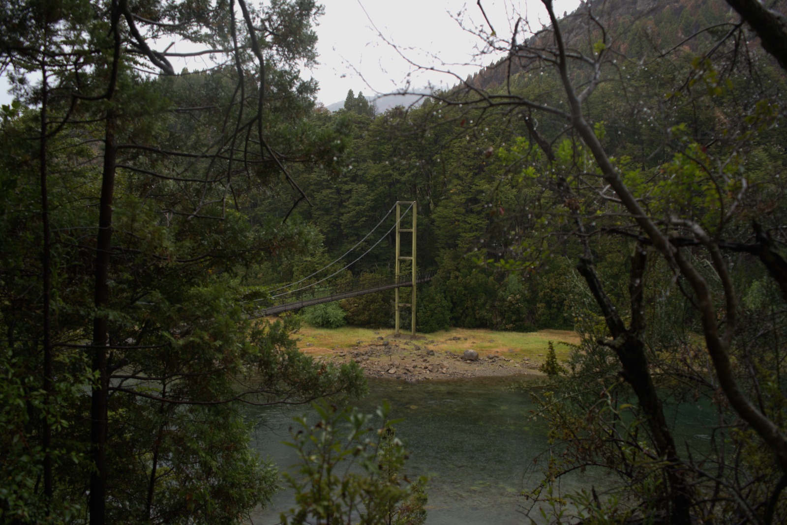La zona de la pasarela del Río Arrayanes, otro punto emblemático del Parque, también recibió el aporte de lluvias.
