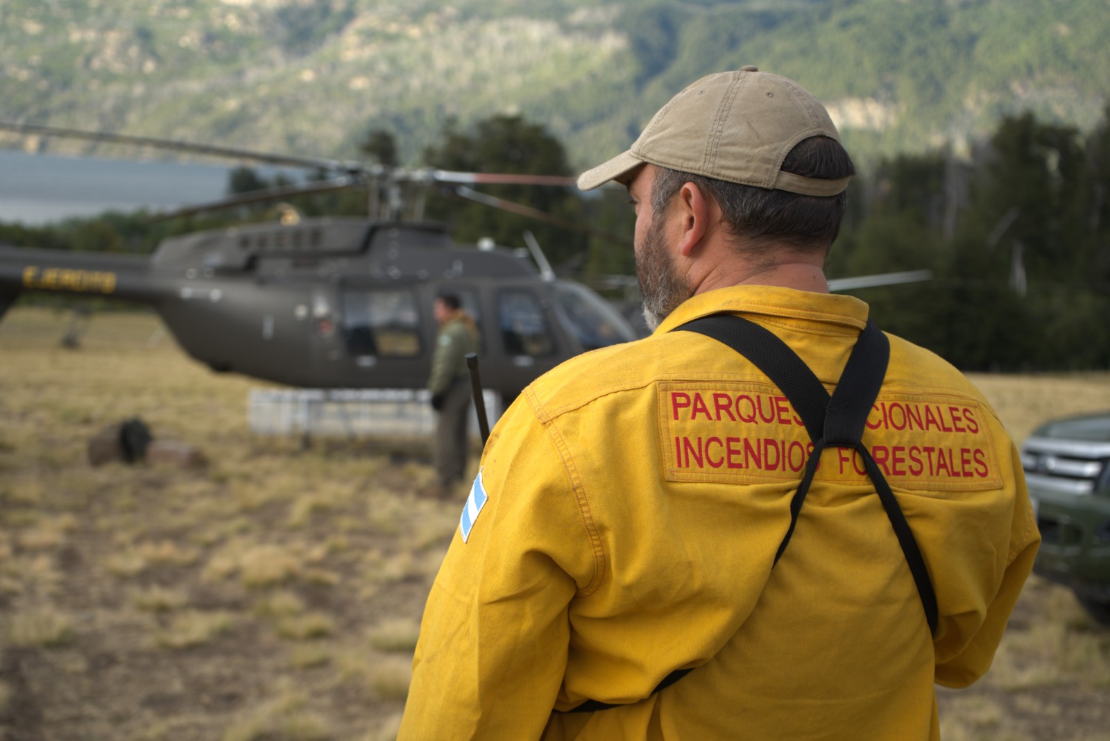 Trabajas para contener el incendio en el Parque Nacional Los Alerces