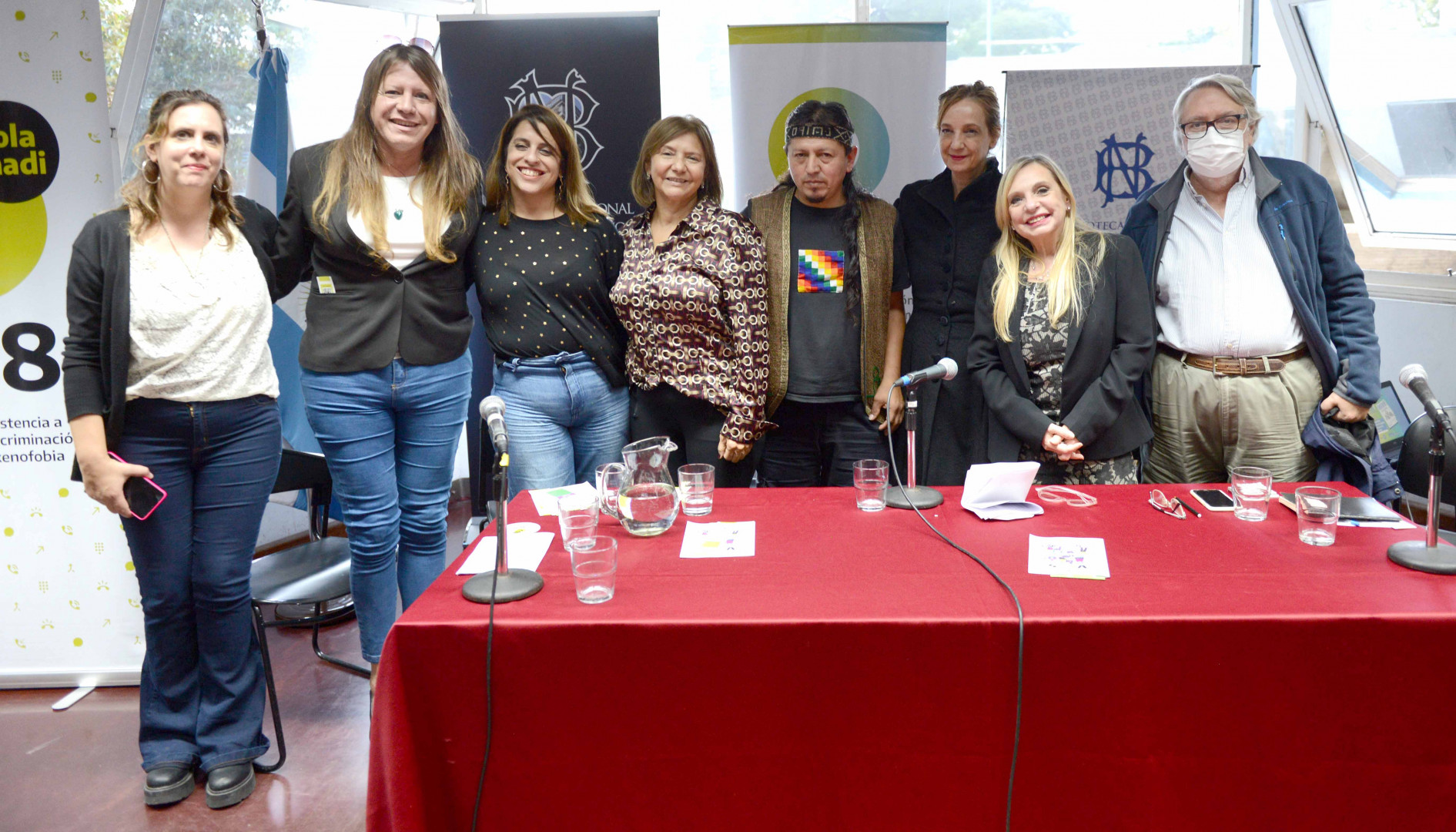 Victoria Donda junto al panel que expuso en la presentación de la revista Victoria Donda junto al panel que expuso en la presentación de la revista