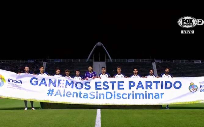 Jugadores de Independiente posan con la bandera INADI
