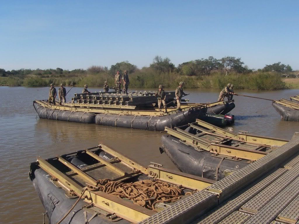 Los ingenieros permiten que el resto de las tropas supere todos los obstáculos del terreno