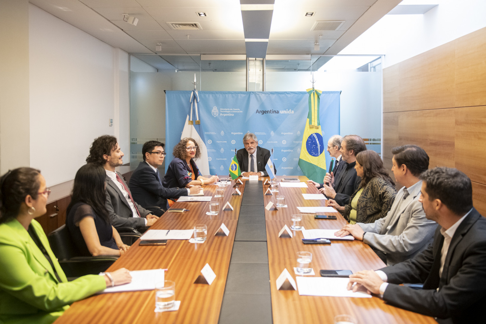 El Ministro de Ciencia, Tecnología e Innovación, Daniel Filmus, y la Ministra de Ciencia, Tecnología e Innovaciones de Brasil, Luciana Santos, firmaron acuerdos de cooperación en biotecnología, ciencias espaciales, investigación nuclear, ciencias del mar y la Antártida, transición energética y medio ambiente, tecnologías de información y la comunicación, investigación en salud, nanotecnología, y ciencia oceánica.