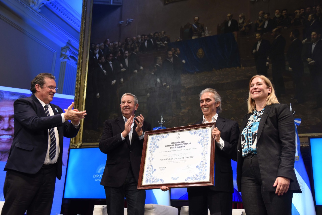 Jairo recibe la Mención de Honor "Juan Bautista Alberdi"