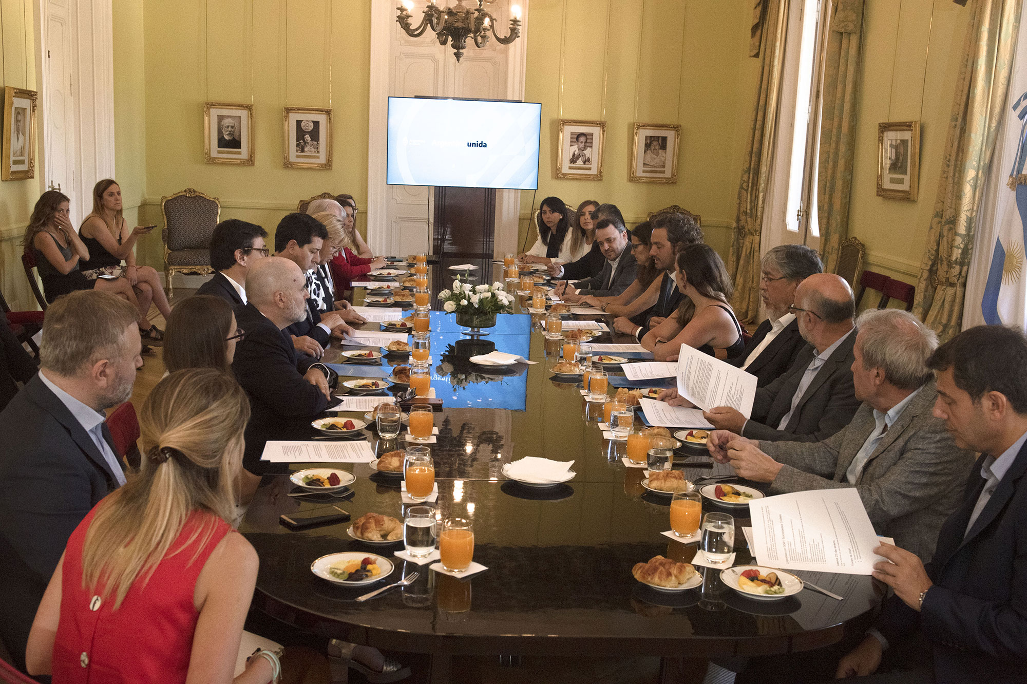 El gobierno avanza en la transparencia y el acceso a la información El Jefe de Gabinete de Ministros de la Nación, Santiago Cafiero; el Subsecretario de Gobierno Abierto y País Digital, Cesar Gazzo Huck; el Ministro del Interior, Eduardo Wado de Pedro; la Ministra de las Mujeres, Género y Diversidad , Elizabeth Gomez Alcorta (izq); el Ministro de Trabajo, Empleo y Seguridad Social, Claudio Moroni; la Ministra de Justicia y Derechos Humanos, Marcela Losardo; el secretario de Relaciones Parlamentarias, Fernando Navarro; la Subsecretaria de Innovación Pública, Micaela Sánchez