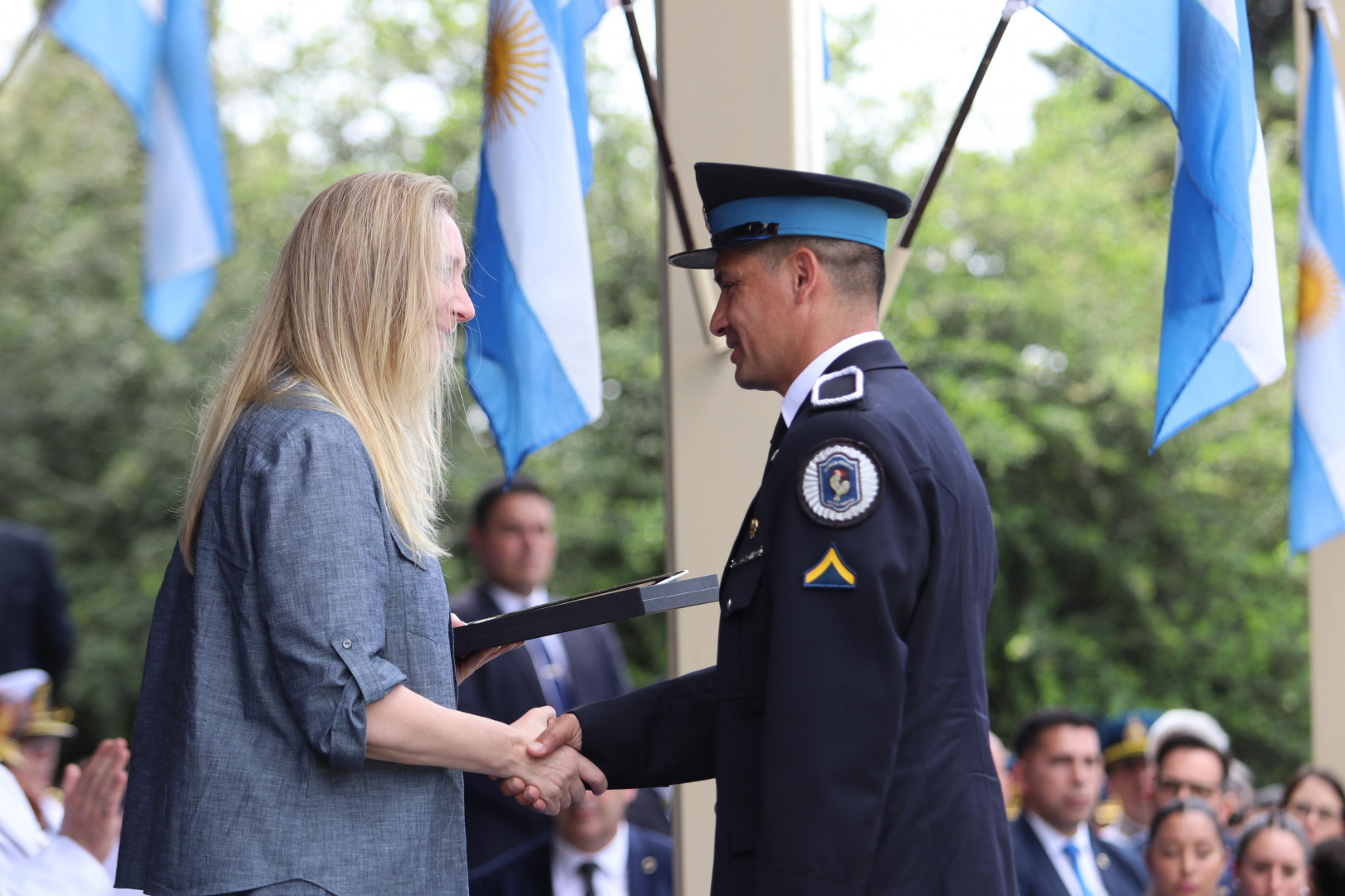 Karina Milei entrega el premio Ministerio de Justicia al cabo Matías Sebastián Cuestas.