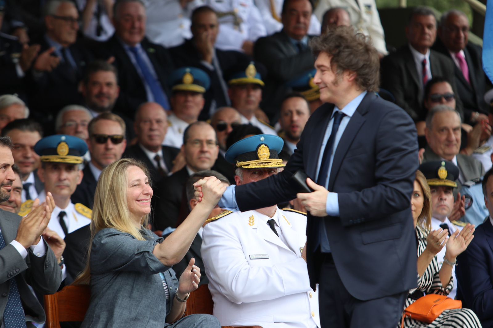 Saludo entre la secretaria general de la Presidencia y el presidente de la Nación.