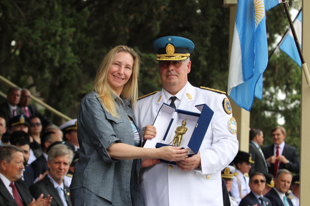 Karina Milei recibió un presente institucional en manos del subjefe de la PFA, comisario general Mariano Giuffra