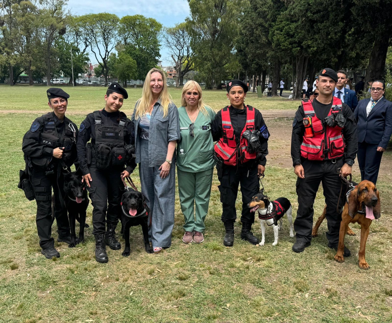 La secretaria general de la Presidencia con miembros de la PFA , en el predio de la escuela de cadetes de la institución.