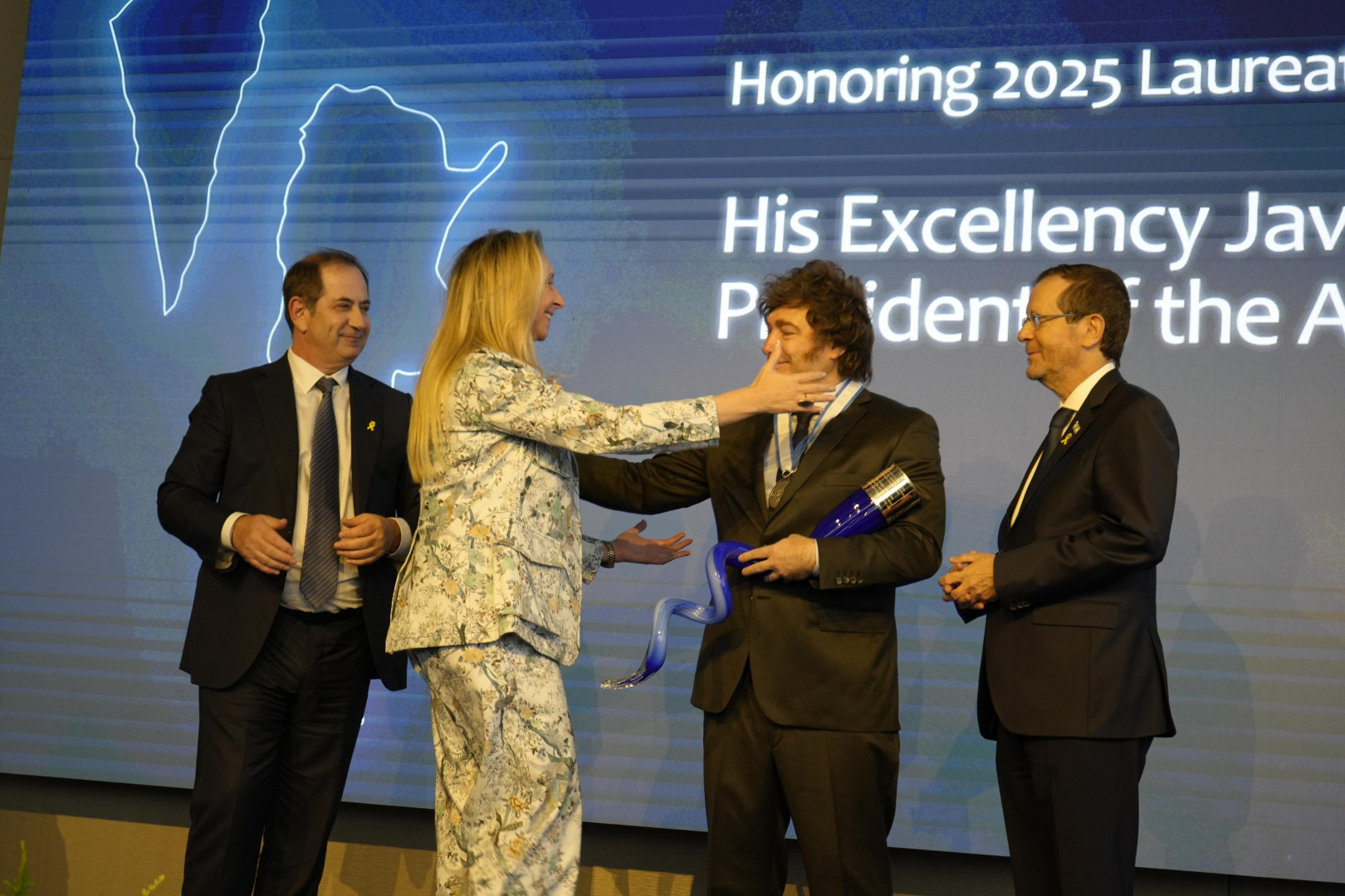 La secretaria general de la Presidencia y el presidente Javier Milei, durante la entrega del Premio Génesis 2025.