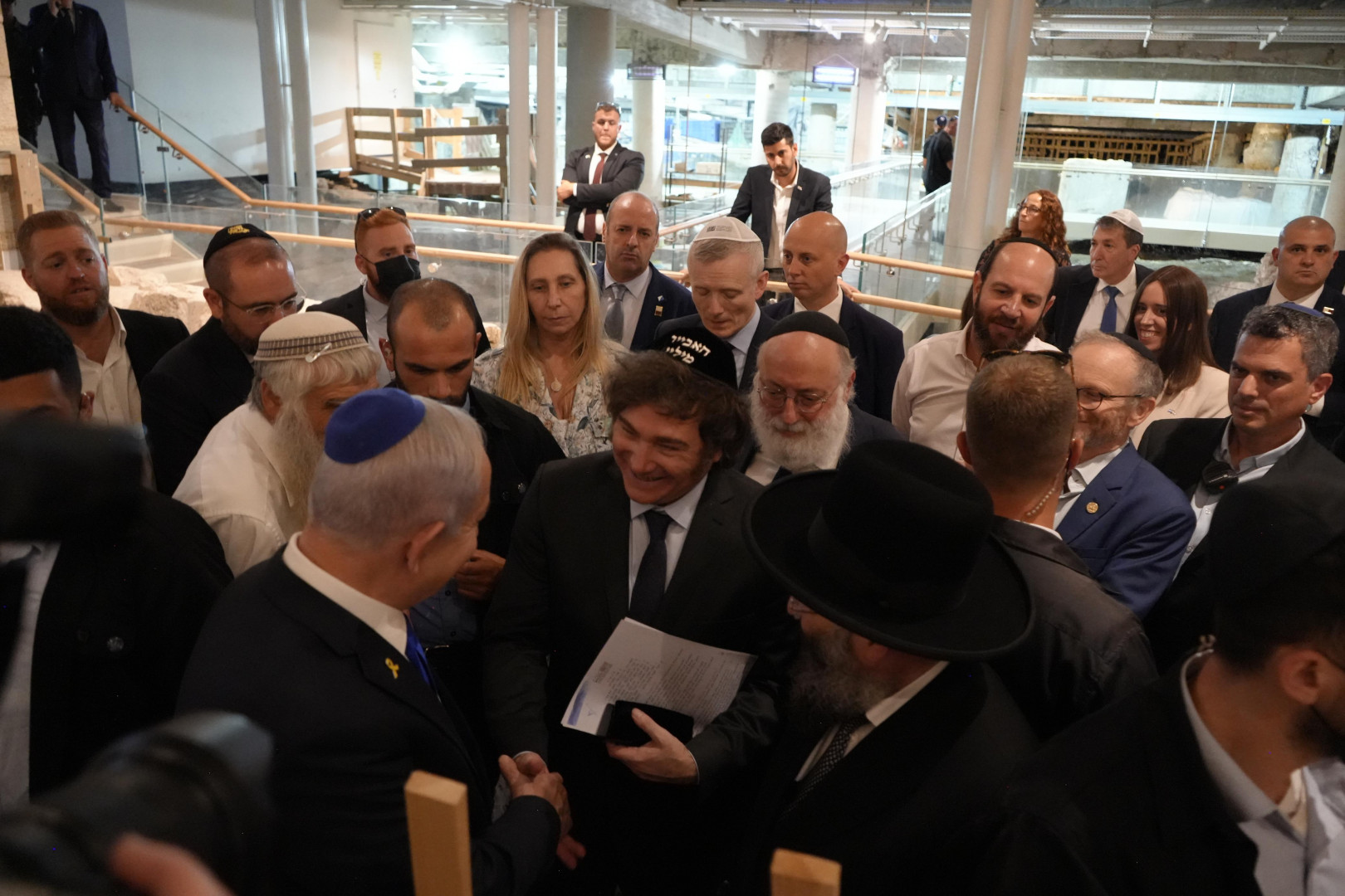 La secretaria general de la Presidencia junto al presidente de la Nación en la última jornada de la visita a Israel.