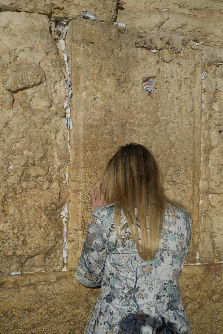 La secretaria general de la Presidencia, Karina Milei, en el Muro de los Lamentos.