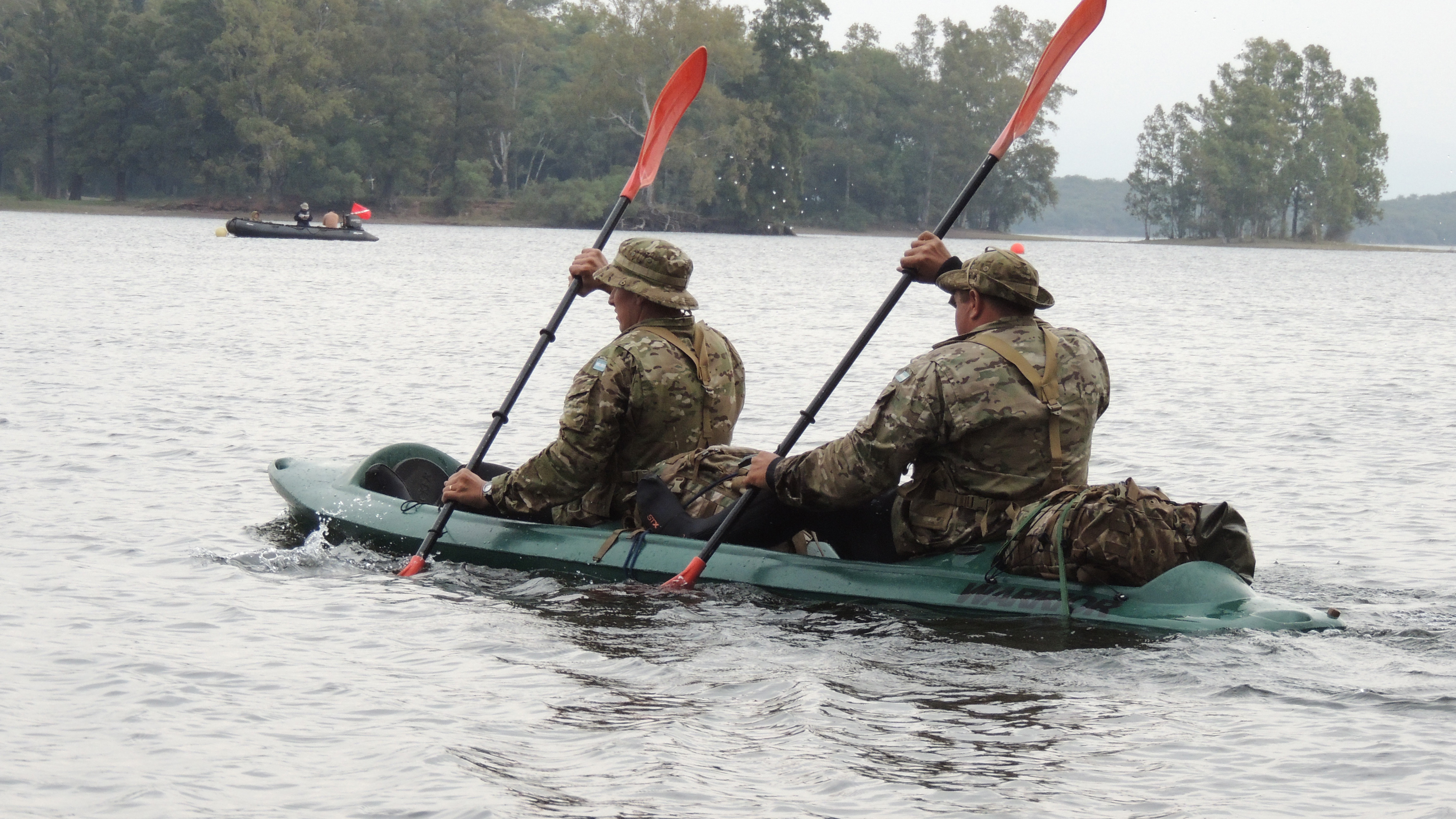 Buzos del Ejército realizaron ejercicios en kayak