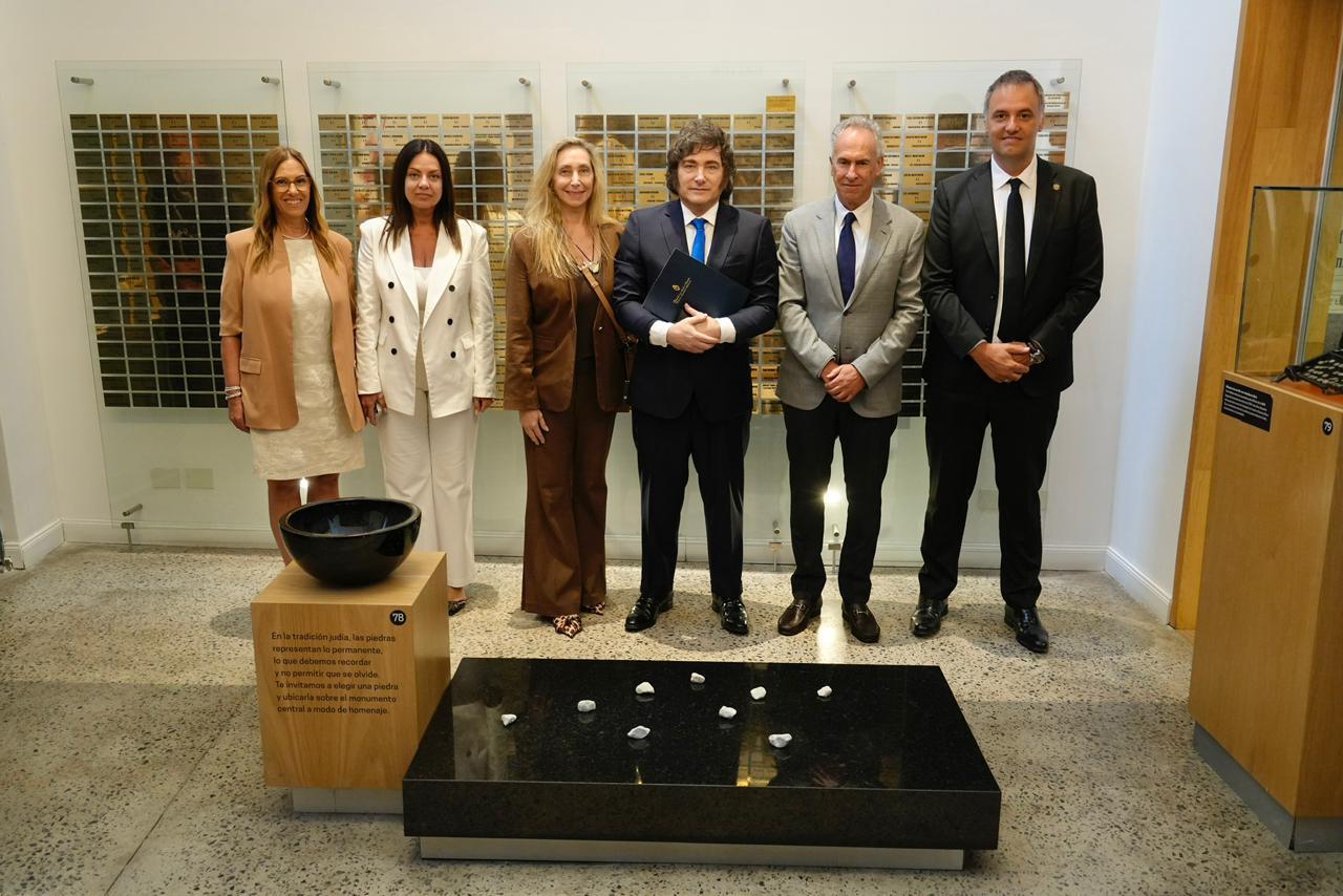 Fabiana Mindlin, Sandra Pettovello, Karina Milei, el presidente Javier Milei, Marcelo Mindlin y Manuel Adorni.