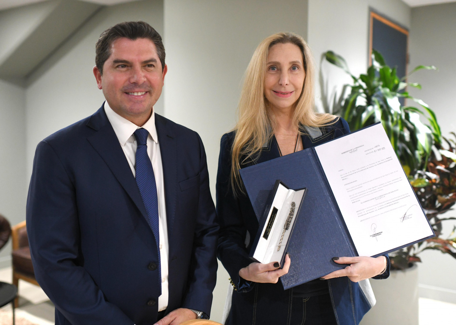 La secretaria general de la Presidencia, Karina Milei, junto al gobernador de San Juan, Marcelo Orrego.