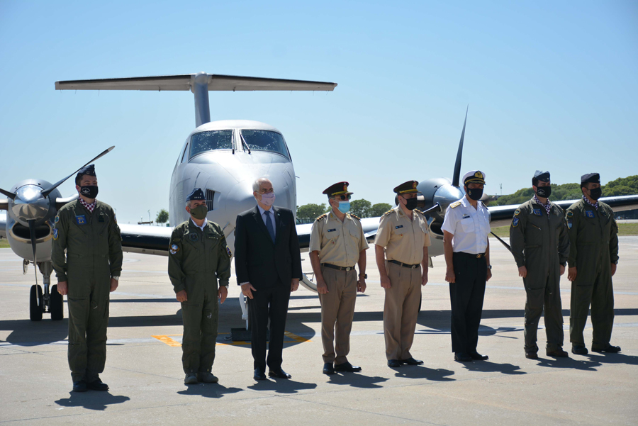 Autoridades durante la recepción del segundo Beechcraft B-200