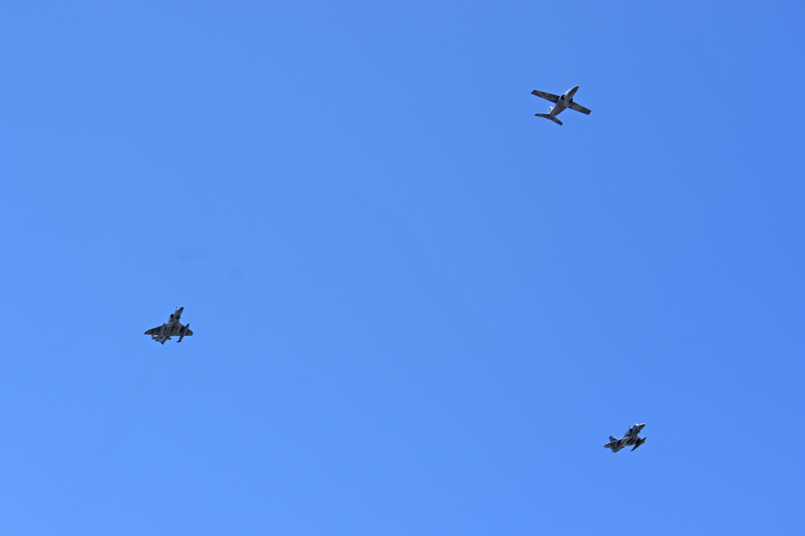 Aeronaves de la Fuerza Aérea Argentina sobrevolando el Obelisco
