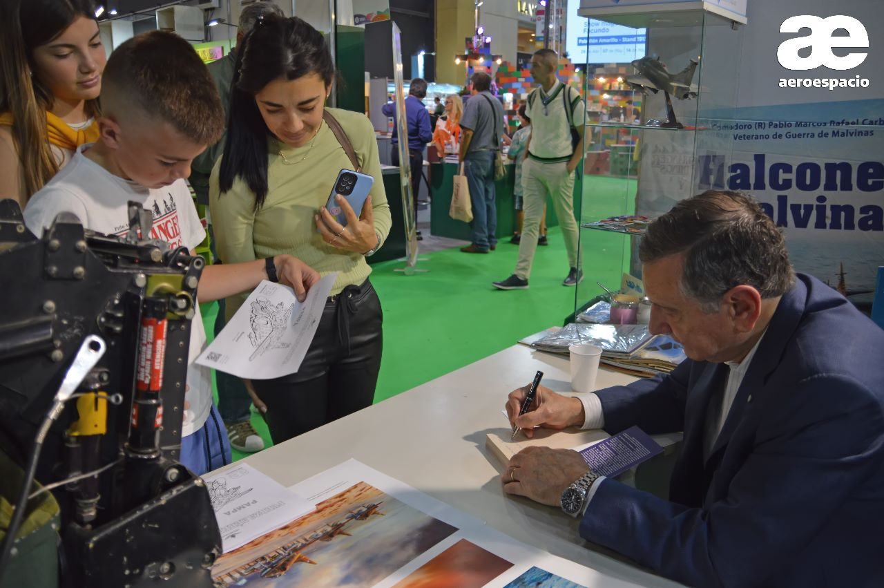 Brigadier general "VGM" Mario Miguel Callejo firmando libros