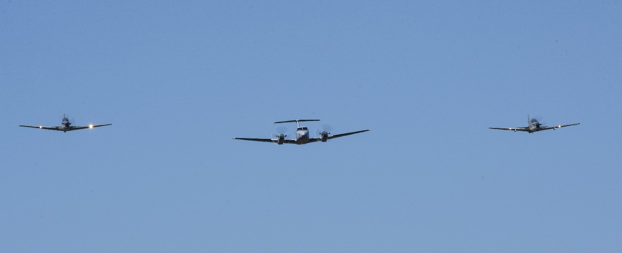 pasaje aéreo del Beechcraft TC-12B Huron acompañado por aeronaves Embraer EMB-312 Tucano 