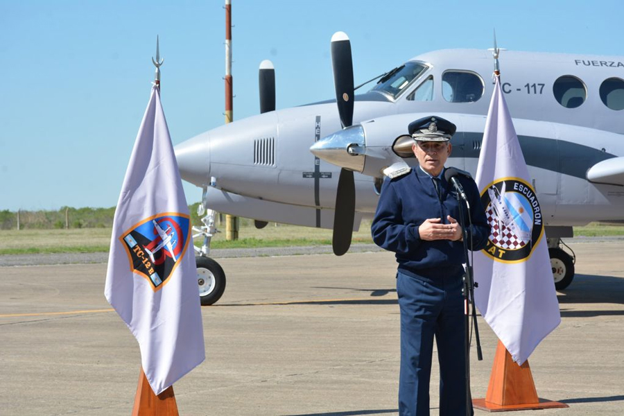 Brigadier mayor Xavier Julián Isaac junto al primer Beechcraft TC 12B Huron