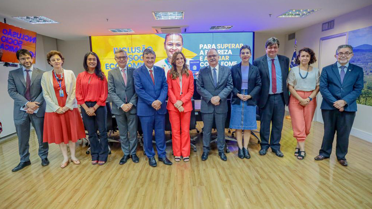 La ministra junto a su par de Desarrollo Social Brasilero y demás funcionarios en la reunión bilateral.