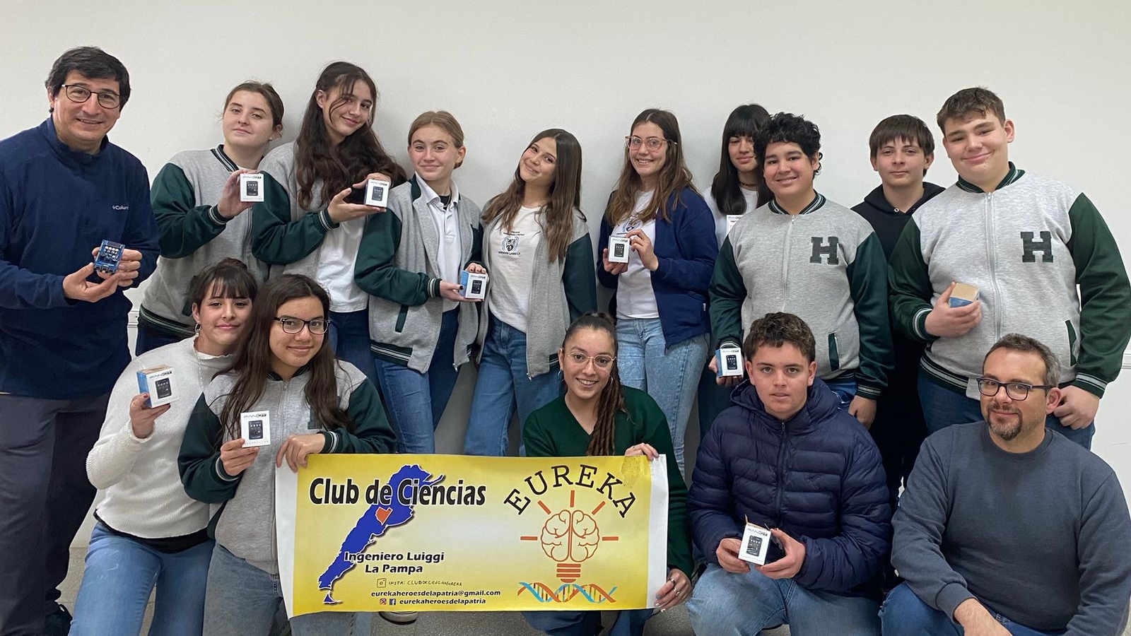 Arriba, de izquierda a derecha: el profesor Marcos Fierro, Bianca Lorenzatti, Pía Pérez, Clarita García Ortega, Julieta Gorordo, Ariana Hernandez, Rocío Gomez, Ivan Fanzi, Bautista Bonaparte, Valentino Martin Lorenzatti. Abajo, de izq. a dcha.: Luisina Calderón, Ludmila Farias Luna, Tatiana Rodrigo, Juan Manuel Barovero y el profesor Lucas Mazzaroni.