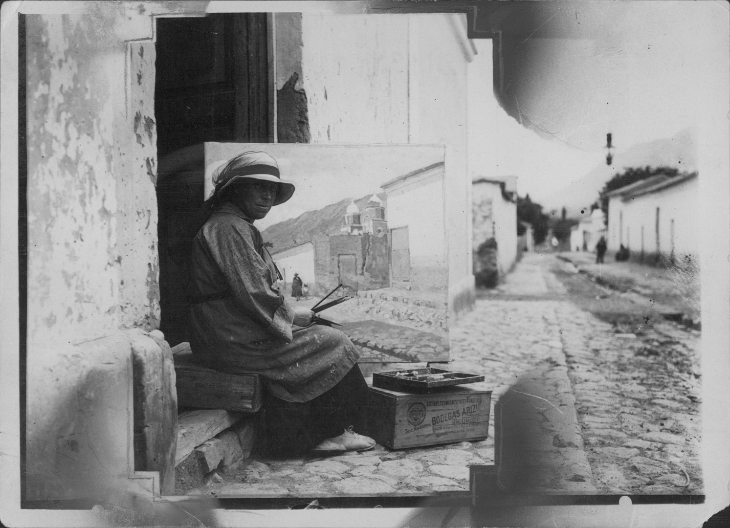 Doña Léonie Matthis pintando en una calleja de la hermosa y artística Tilcara. Archivo General de la Nación. 