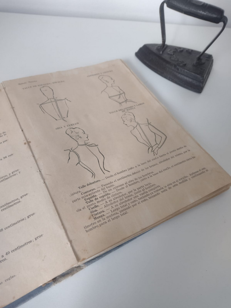 Libro “Método de corte sistema Mendía”, 36.ª edición, 1952, puntapié inicial de la muestra “Cuerpos defectuosos”. Libro “Método de corte sistema Mendía”, 36.ª edición, 1952, puntapié inicial de la muestra “Cuerpos defectuosos”.