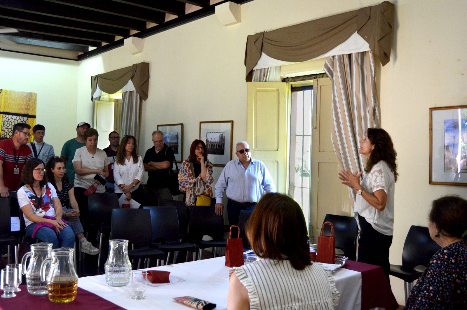 Liliana Barela y María Paula Zingoni junto al equipo del Palacio.