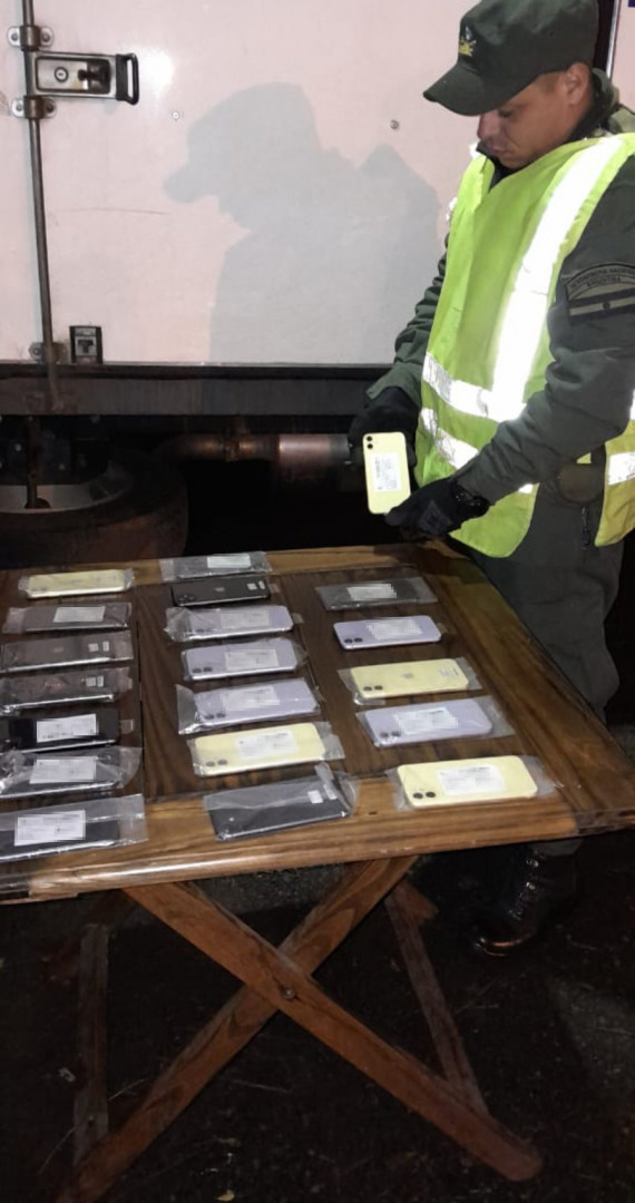Llevaba Celulares Valuados En 6 500 000 Pesos En Un Transporte De llevaba-celulares-valuados-en-6-500-000-pesos-en-un-transporte-de