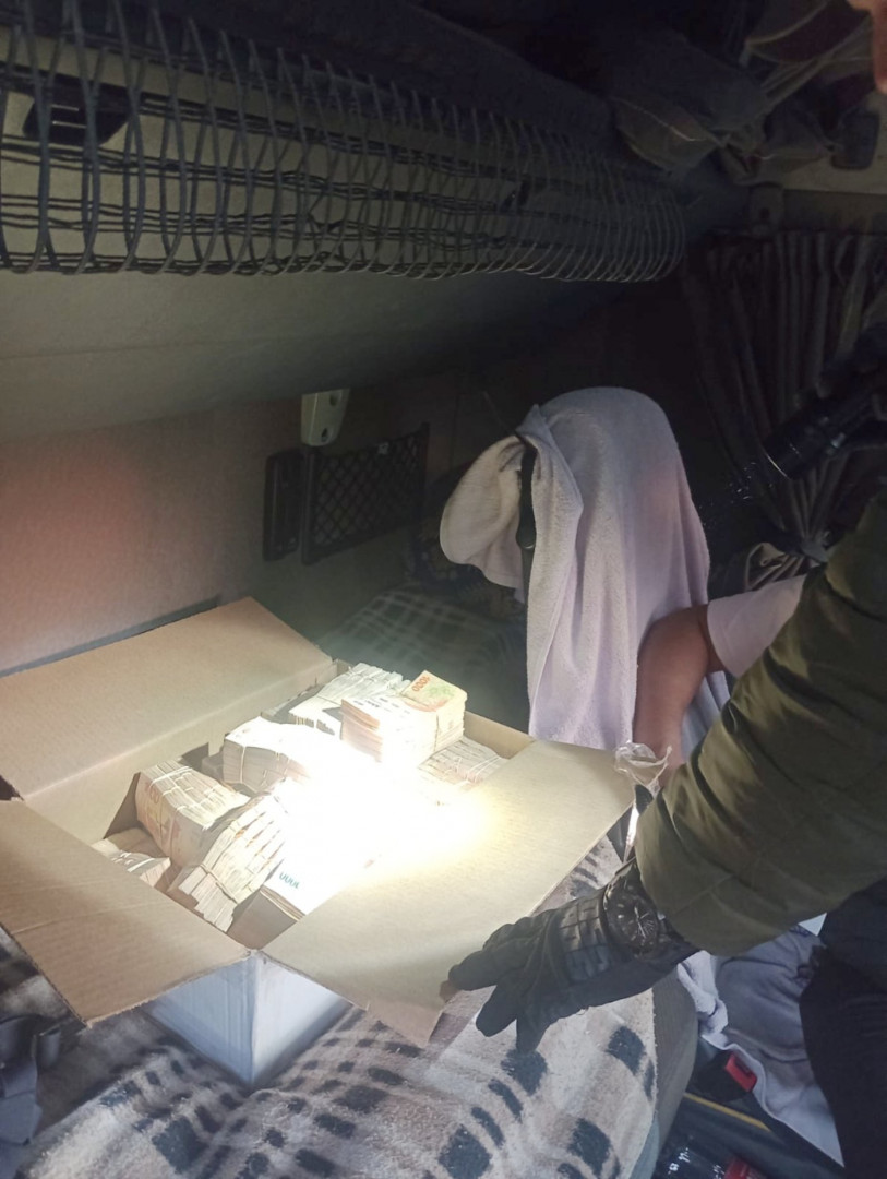Santiago del Estero: dos hombres llevaban 12.999.000 de pesos dentro de una caja de cartón 1 lllevaban 12.999.000 pesos 3