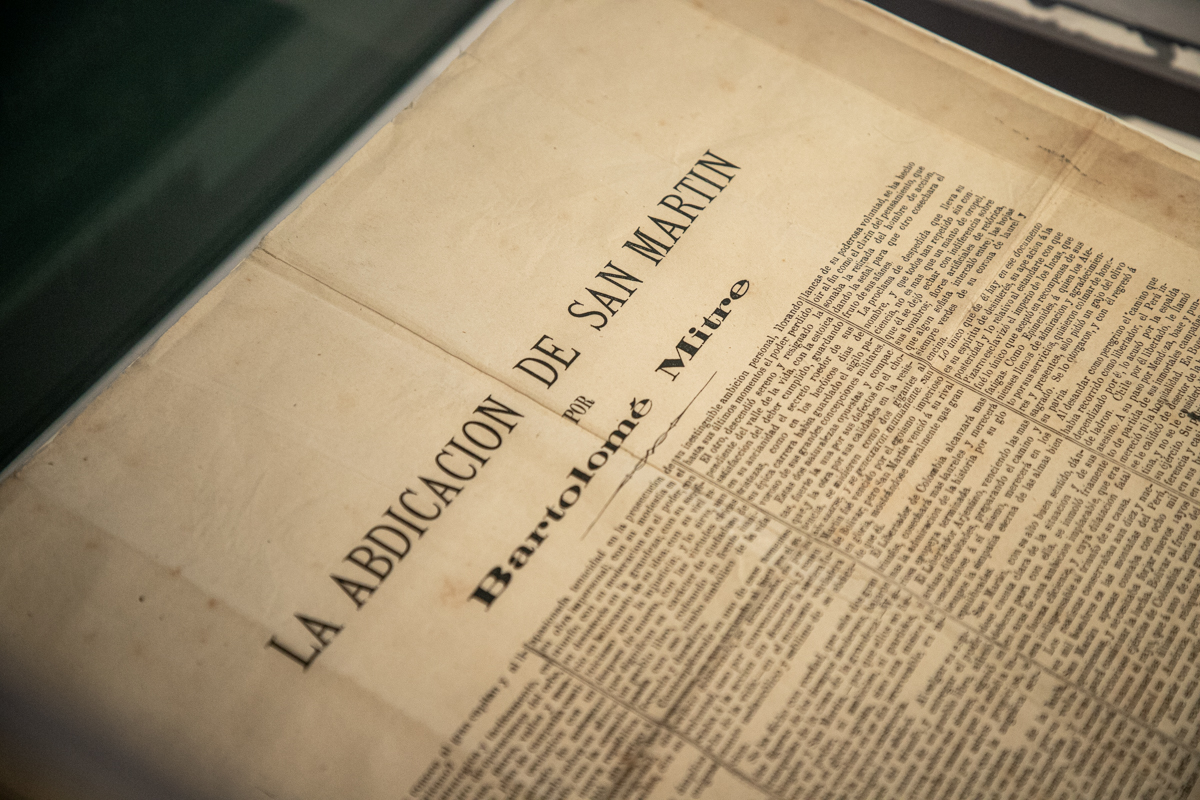 La abdicación de San Martín Detalle del folleto La abdicación de San Martín de Bartolomé Mitre. El folleto se encuentra en una vitrina en la exposición Un proyecto de país.
