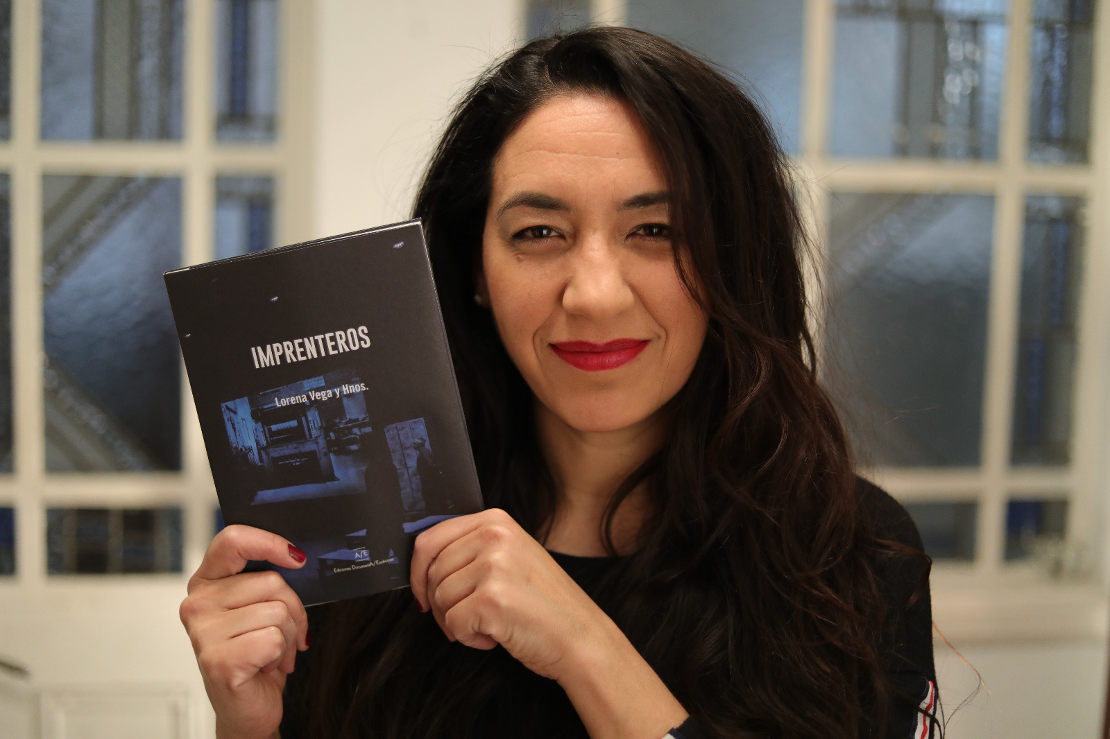 Lorena Vega con el libro “Imprenteros”. Foto de Gonzalo Javier Zapico. Gentileza Lorena Vega.