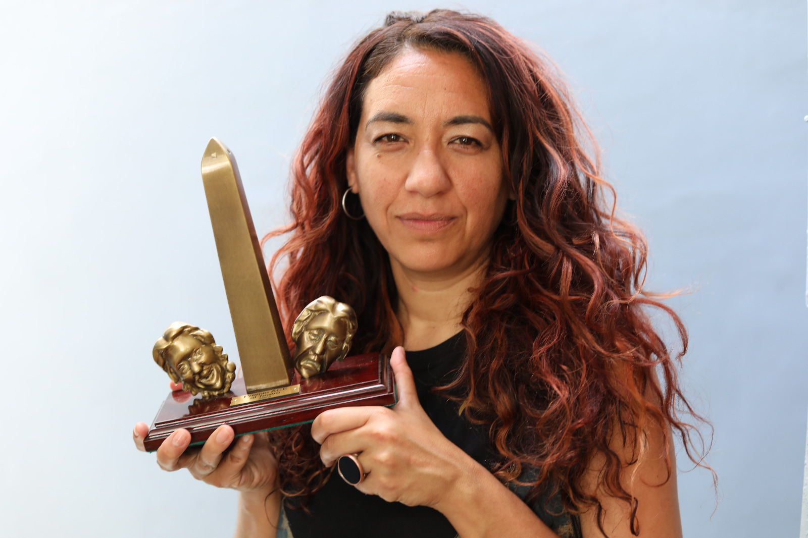 Lorena Vega con el premio Ace que recibió por su actuación en “Las cautivas”. Foto de Gonzalo Javier Zapico. Gentileza Lorena Vega.