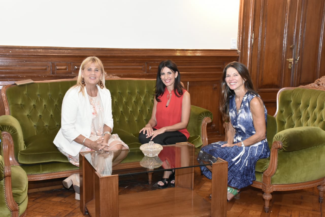 Marcela Losardo con la presidenta de la Suprema Corte de Justicia de Tucumán, Claudia Sbdar, y con la ministra de Gobierno y Justicia, Carolina Vargas Aignasse