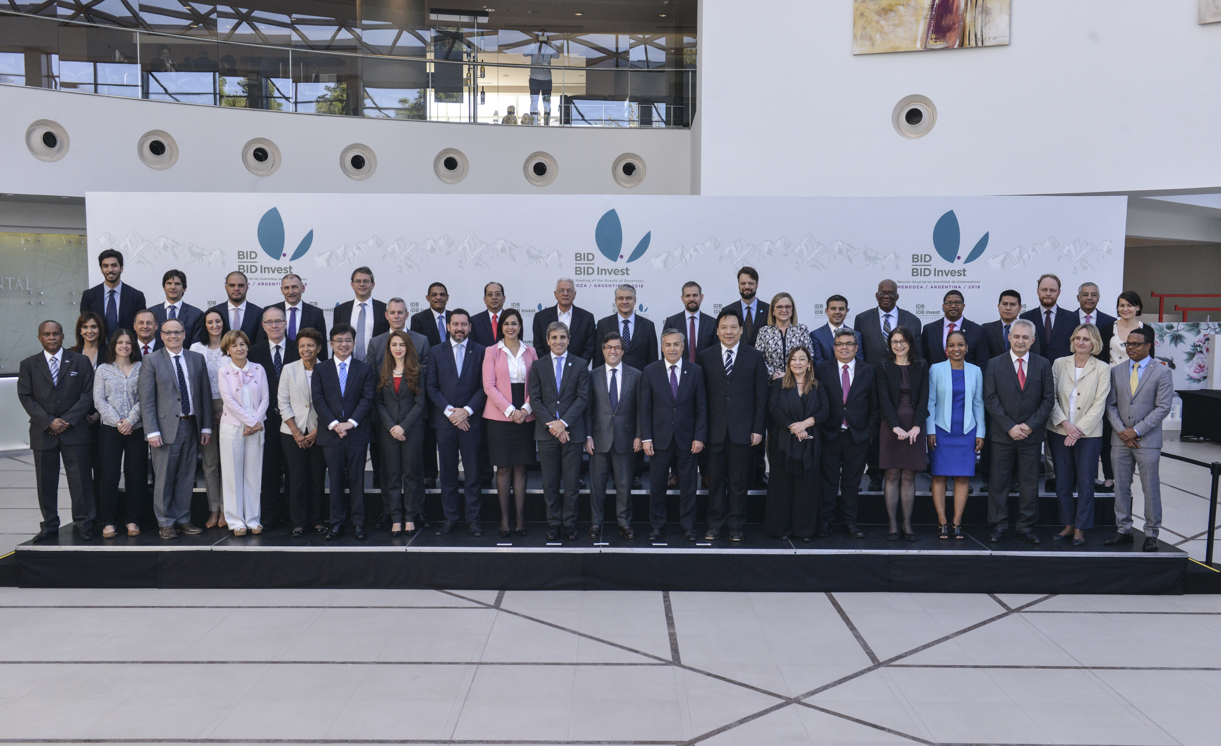 Luis Caputo participó en la foto de familia de la 59° Reunión Anual del ...