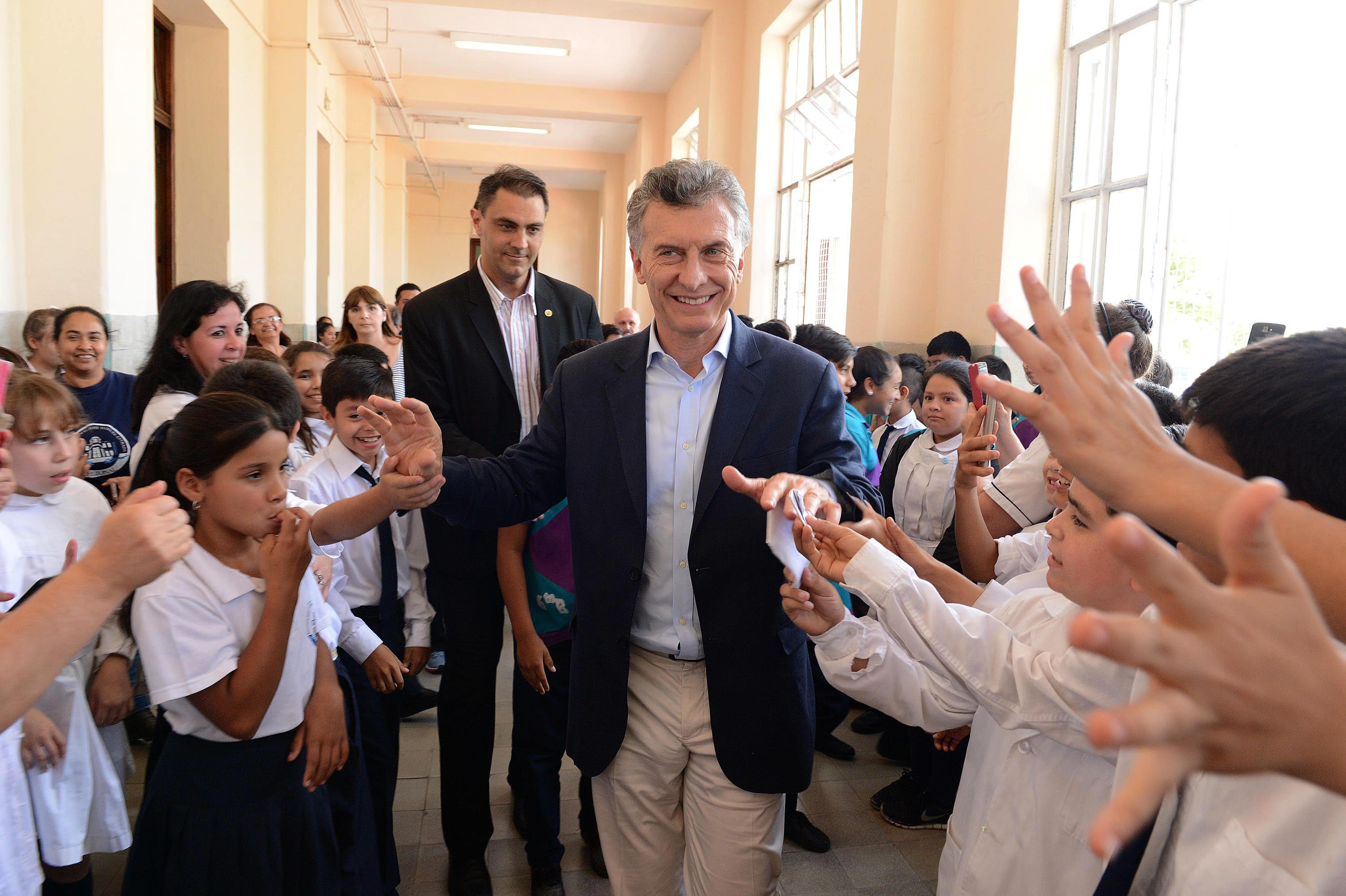 Macri y Finocchiaro visitaron una escuela histórica de Corrientes⁩